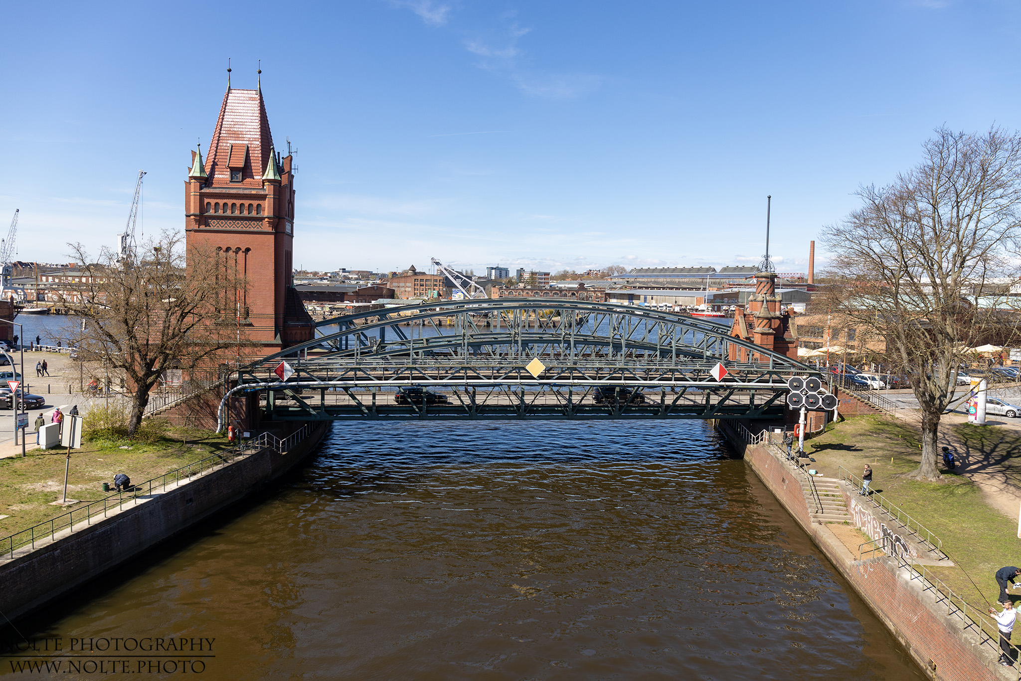 Untertrave-Hubbrücke von der Burgtorbrücke aus gesehen.